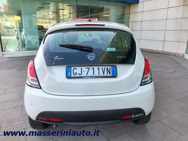 Usata Lancia Ypsilon Silver 69 CV (50 kW) 2022 Bianco pastello Utilitaria