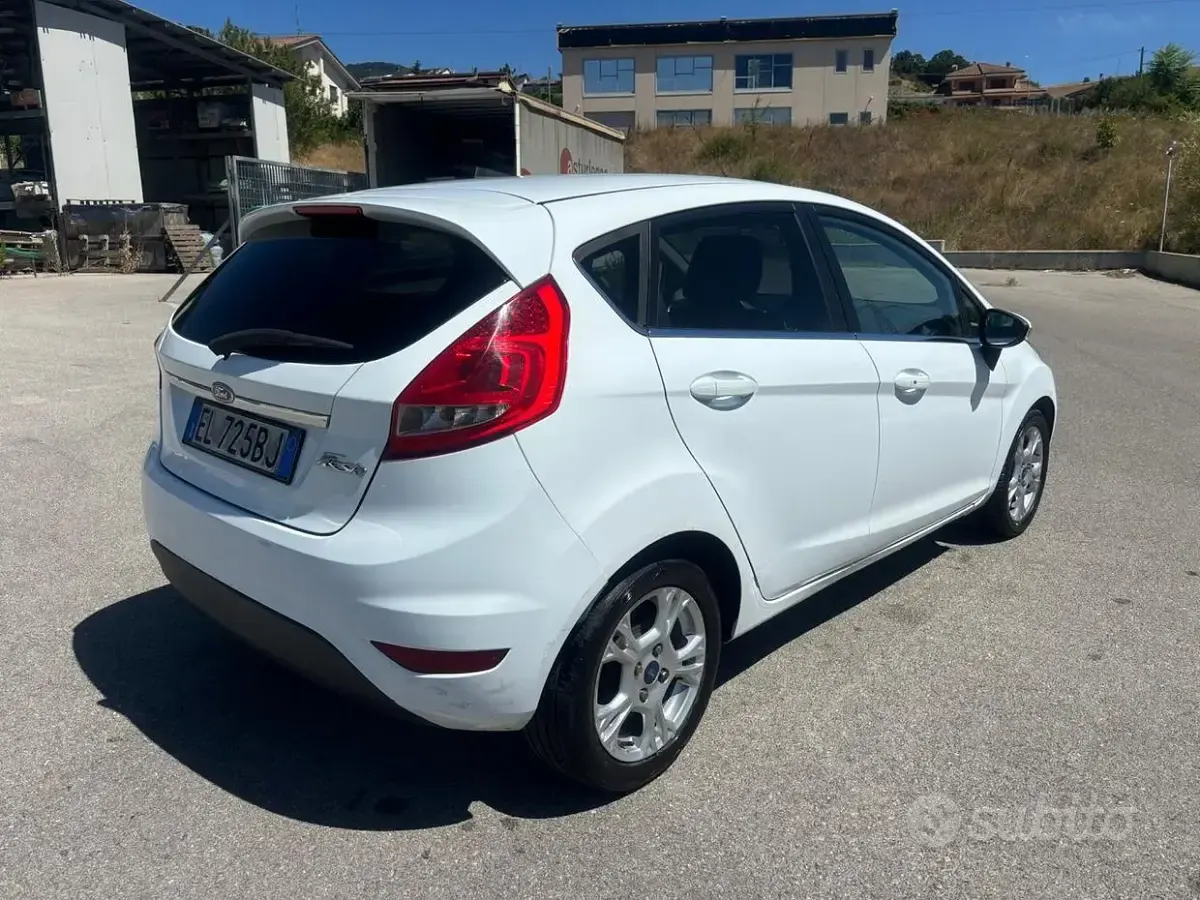 Usata Ford Fiesta Titanium 68 CV (50 kW) 2011 Bianco Berlina