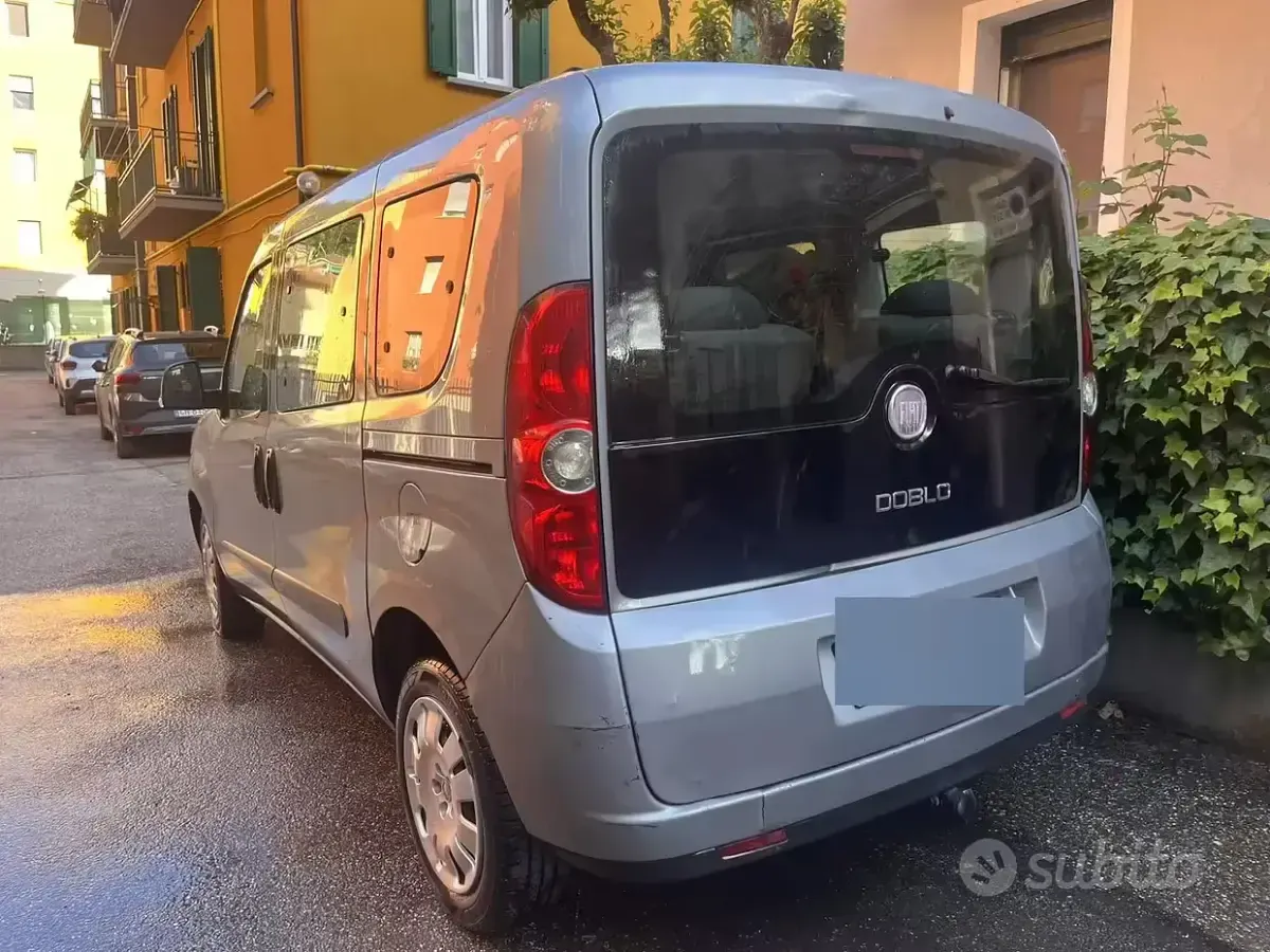 Begagnad Fiat Doblò 90 HK (66 kW) 2012 Grå Minibuss
