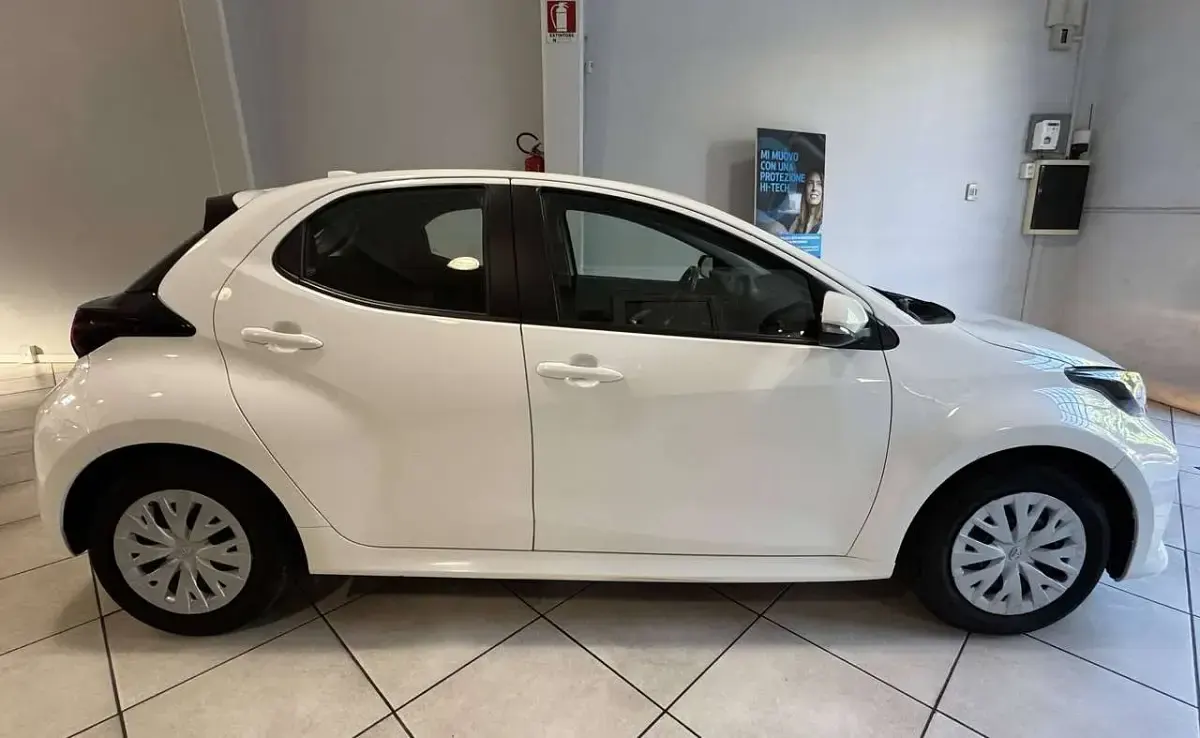 Usata Toyota Yaris Hybrid Active 92 CV (67 kW) 2022 Bianco white pastello Berlina