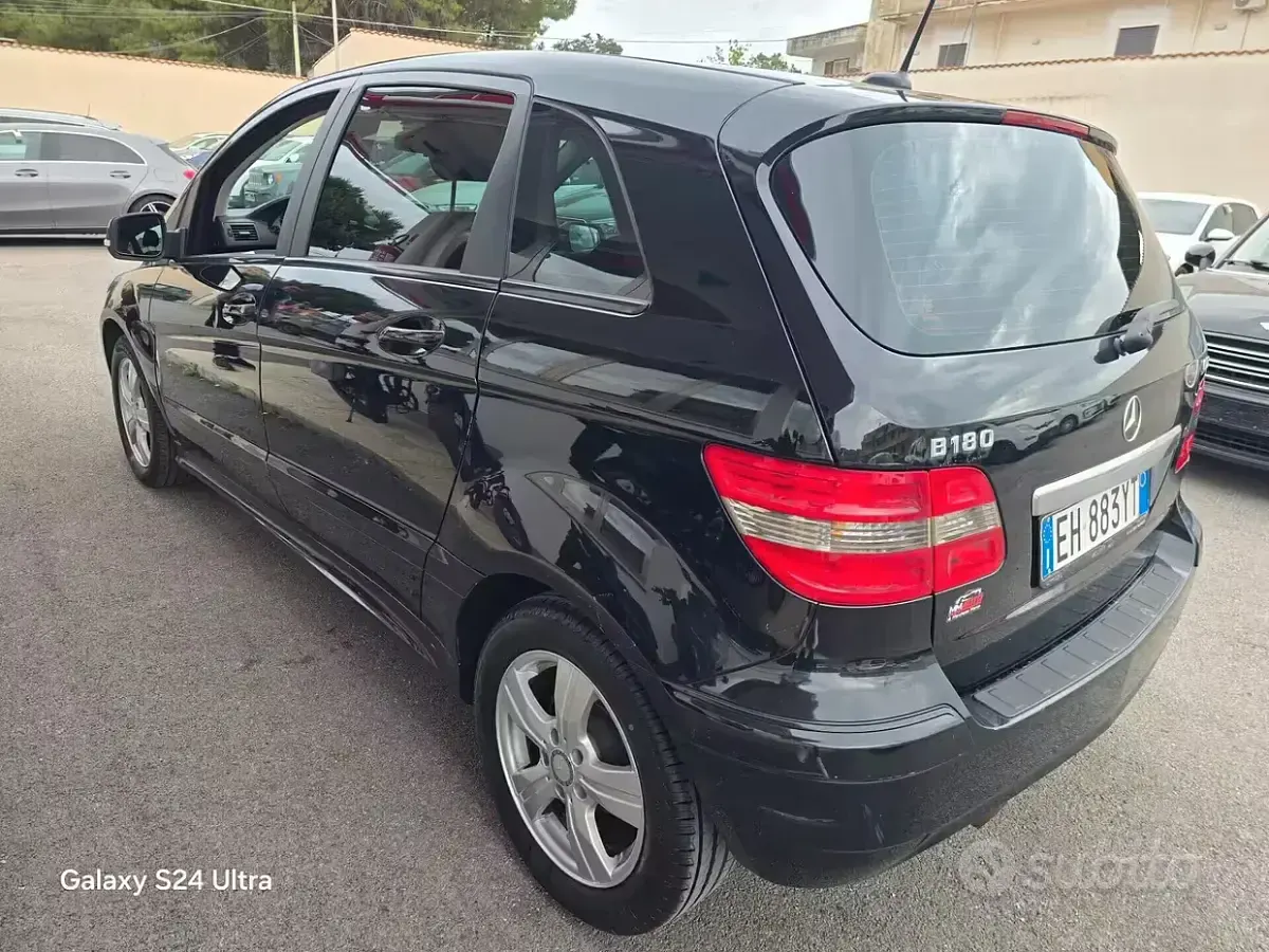 Usata Mercedes B180 Chrome 109 CV (80 kW) 2011 Nero Utilitaria