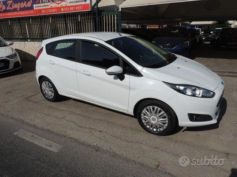 Usata Ford Fiesta Business Edition 75 CV (55 kW) 2014 Bianco pastello Utilitaria