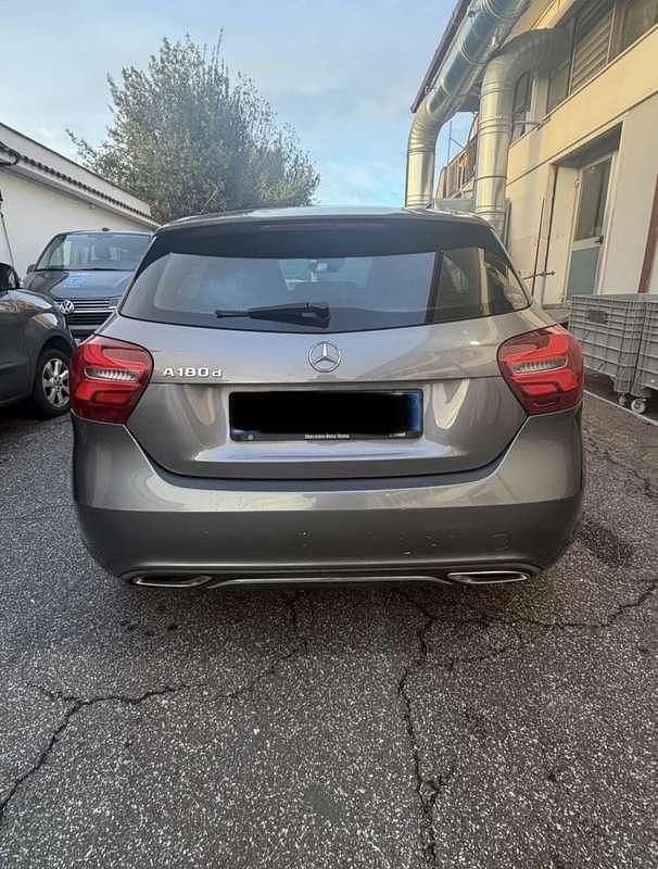 Usata Mercedes A180 109 CV (80 kW) 2018 Grigio Berlina