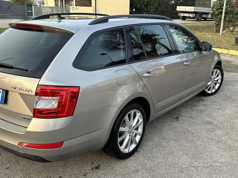 Usata Skoda Octavia G-TEC 110 CV (80 kW) 2016 Grigio Station wagon