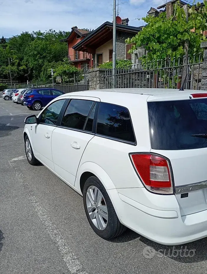 Usata Opel Astra 115 CV (84 kW) 2010 Bianco Station wagon