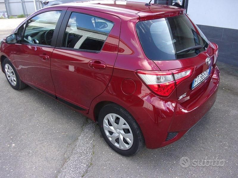 Usata Toyota Yaris Lounge 111 CV (81 kW) 2019 Rosso Berlina