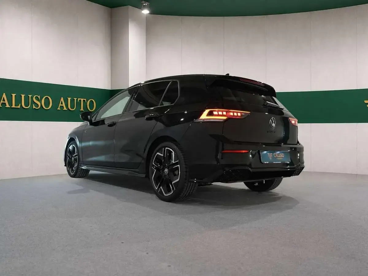 Usata VW Golf VIII R-line 150 CV (110 kW) 2023 Blu/azzurro Berlina