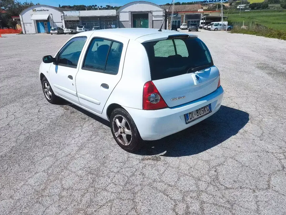 Usata Renault Clio II 58 CV (42 kW) 2007 Bianco Berlina