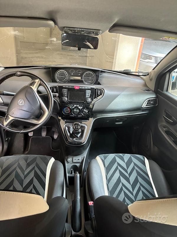 Usata Lancia Ypsilon Gold 95 CV (69 kW) 2016 Blu Utilitaria