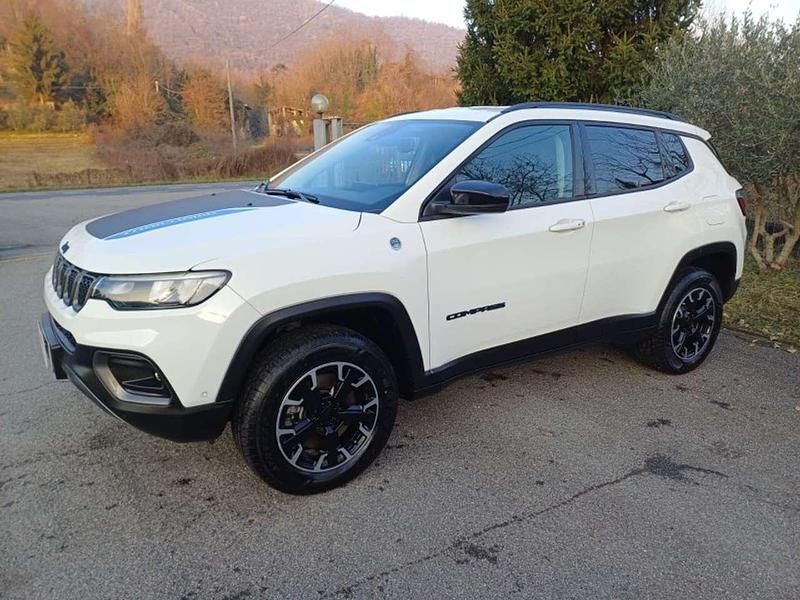 Alpine white Usata 2023 Jeep Compass Trailhawk SUV | 23.900 € (Buon prezzo) - Immagine 1/4