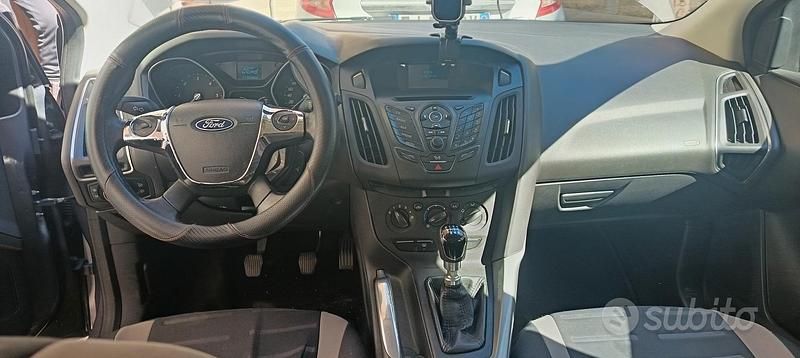 Usata Ford Focus 115 CV (84 kW) 2012 Marrone Berlina