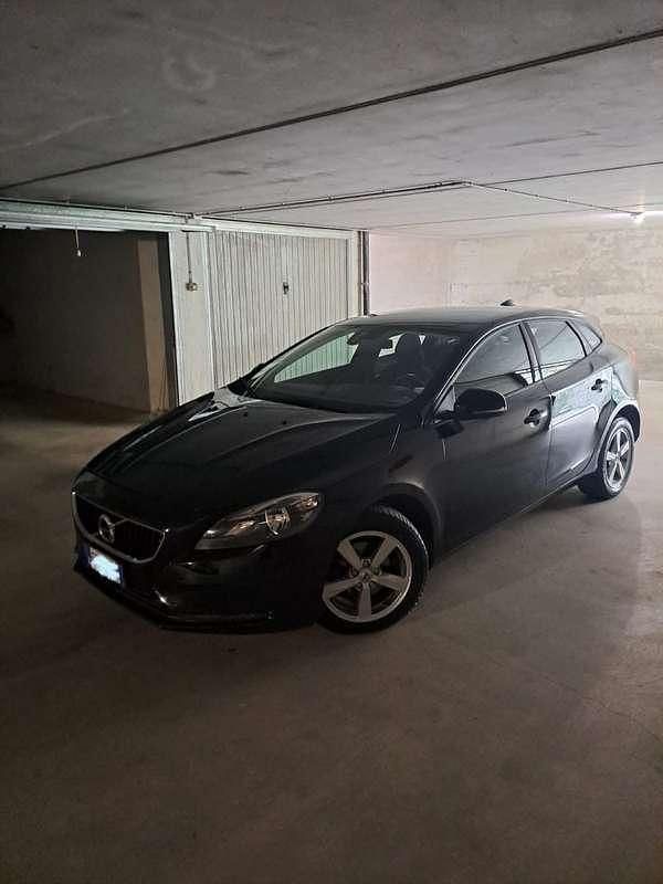 Usata Volvo V40 Momentum 120 CV (88 kW) 2018 Berlina