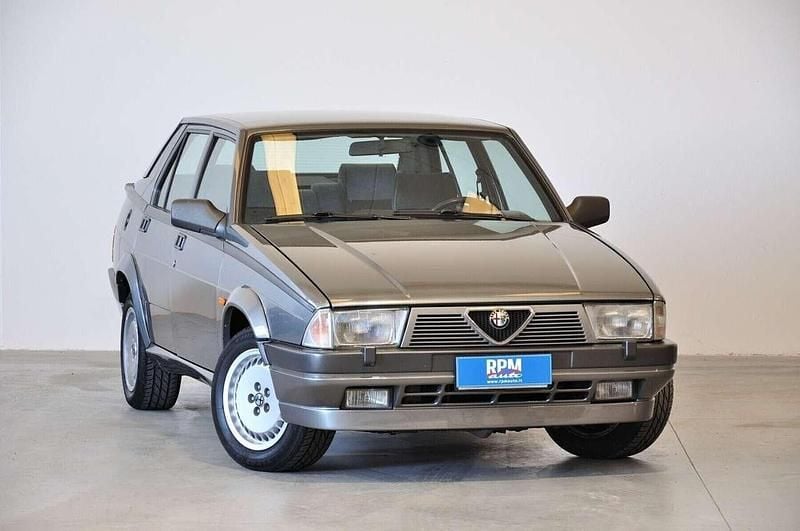 Grigio Usata 1987 Alfa Romeo 75 Tre volumi | 16.500 € - Immagine 1/4