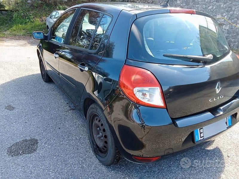 Usata Renault Clio II Dynamique 58 CV (42 kW) 2010 Nero Berlina