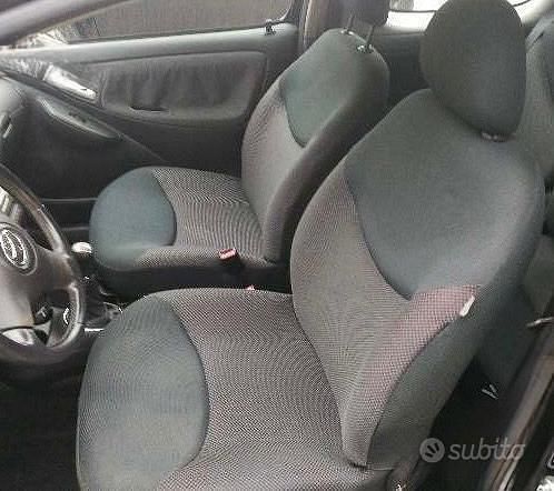 Usado Toyota Yaris Sol 65 CV (47 kW) 2004 Gris Berlina
