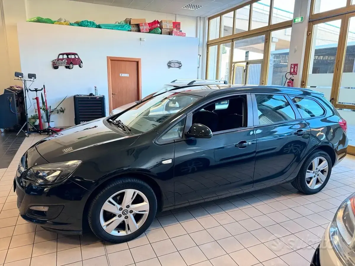 Usata Opel Astra Cosmo 110 CV (80 kW) 2014 Nero Station wagon