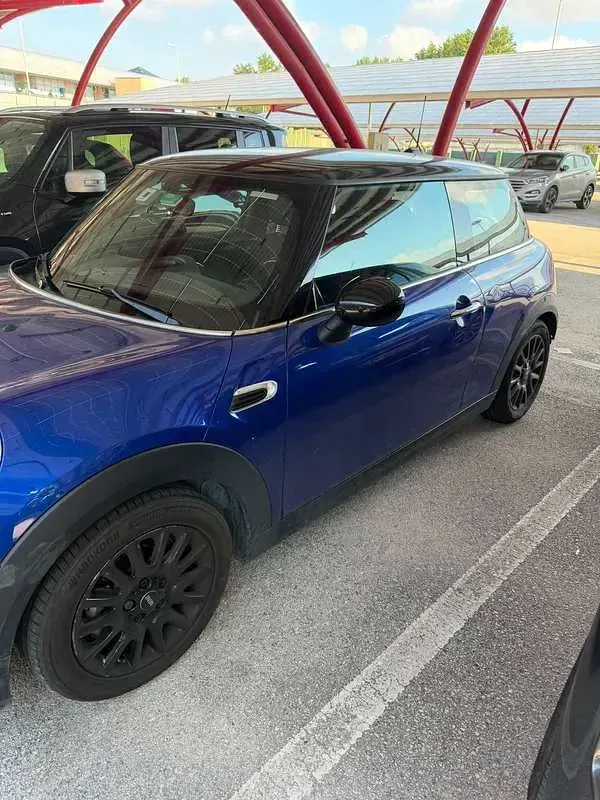 Usata Mini Cooper D 116 CV (85 kW) 2019 Blu/azzurro Utilitaria