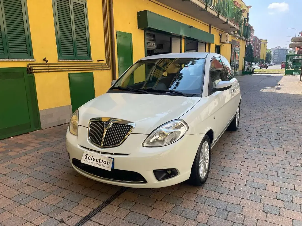 Usata Lancia Ypsilon 60 CV (44 kW) 2009 Bianco Utilitaria