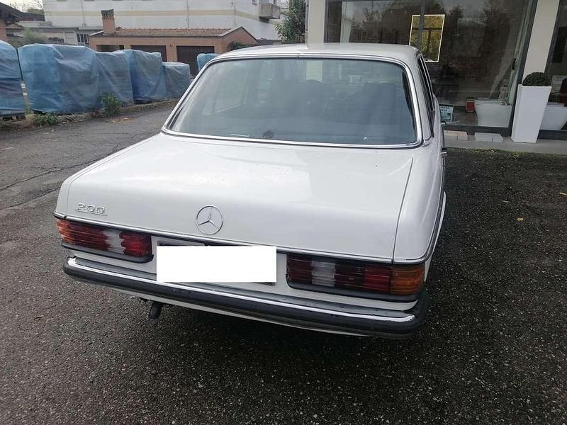 Usata Mercedes 200 109 CV (80 kW) 1981 Bianco Berlina