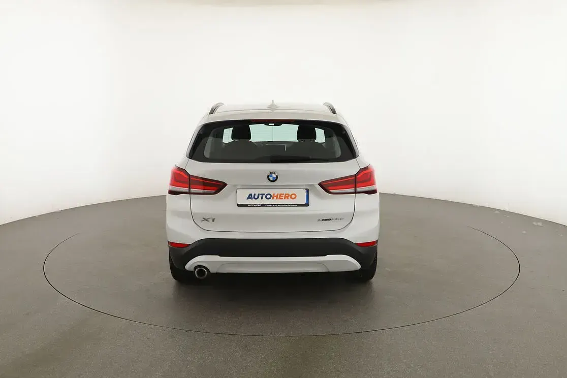 Käytetty BMW X1 Advantage 220 HP (161 kW) 2021 Valkoinen Katumaasturi