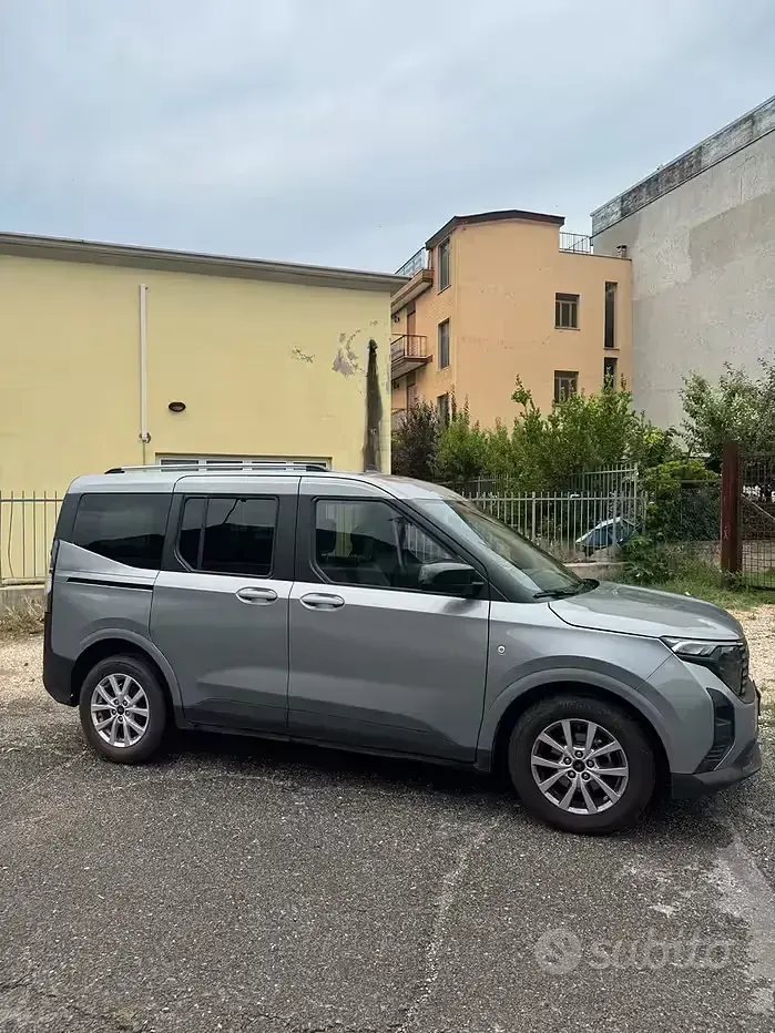 Usata Ford Tourneo Courier 125 CV (91 kW) 2024 Grigio Monovolume