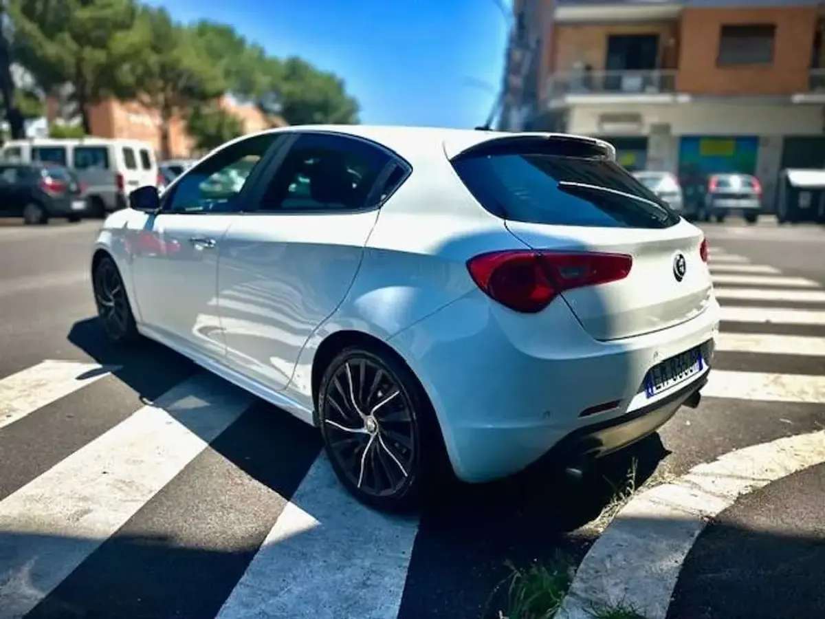 Usata Alfa Romeo Giulietta Quadrifoglio Verde 235 CV (172 kW) 2012 Bianco Utilitaria
