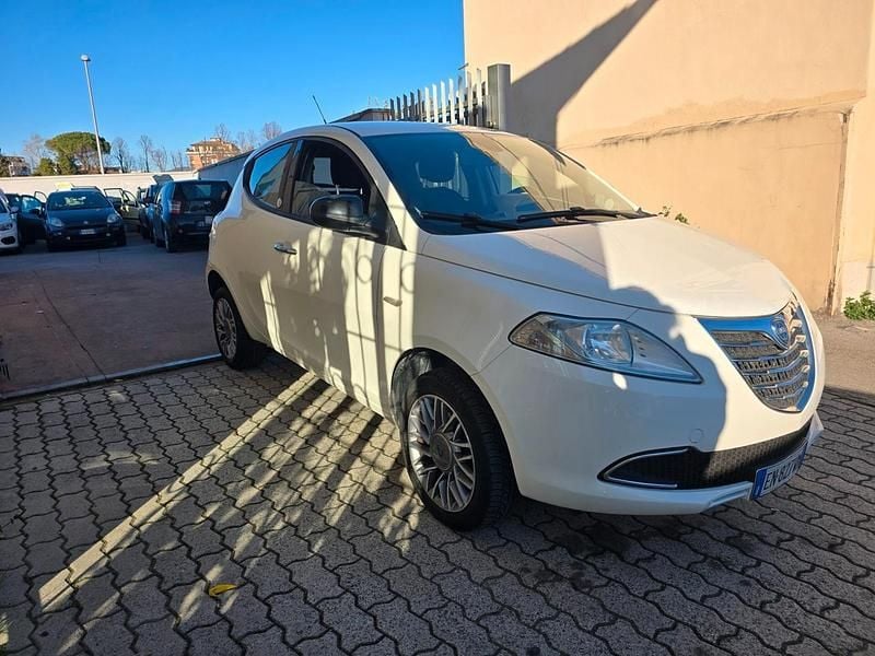 Usata Lancia Ypsilon Gold 85 CV (62 kW) 2014 Bianco Utilitaria