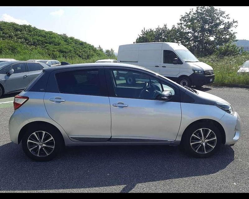 Usata Toyota Yaris Lounge 72 CV (52 kW) 2020 Grigio Utilitaria