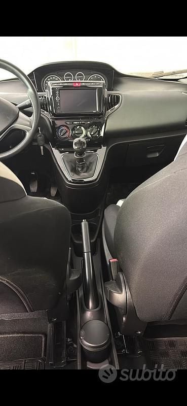 Usata Lancia Ypsilon 69 CV (50 kW) 2015 Grigio Utilitaria