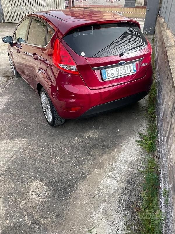 Usata Ford Fiesta Titanium 82 CV (60 kW) 2011 Rosso Utilitaria