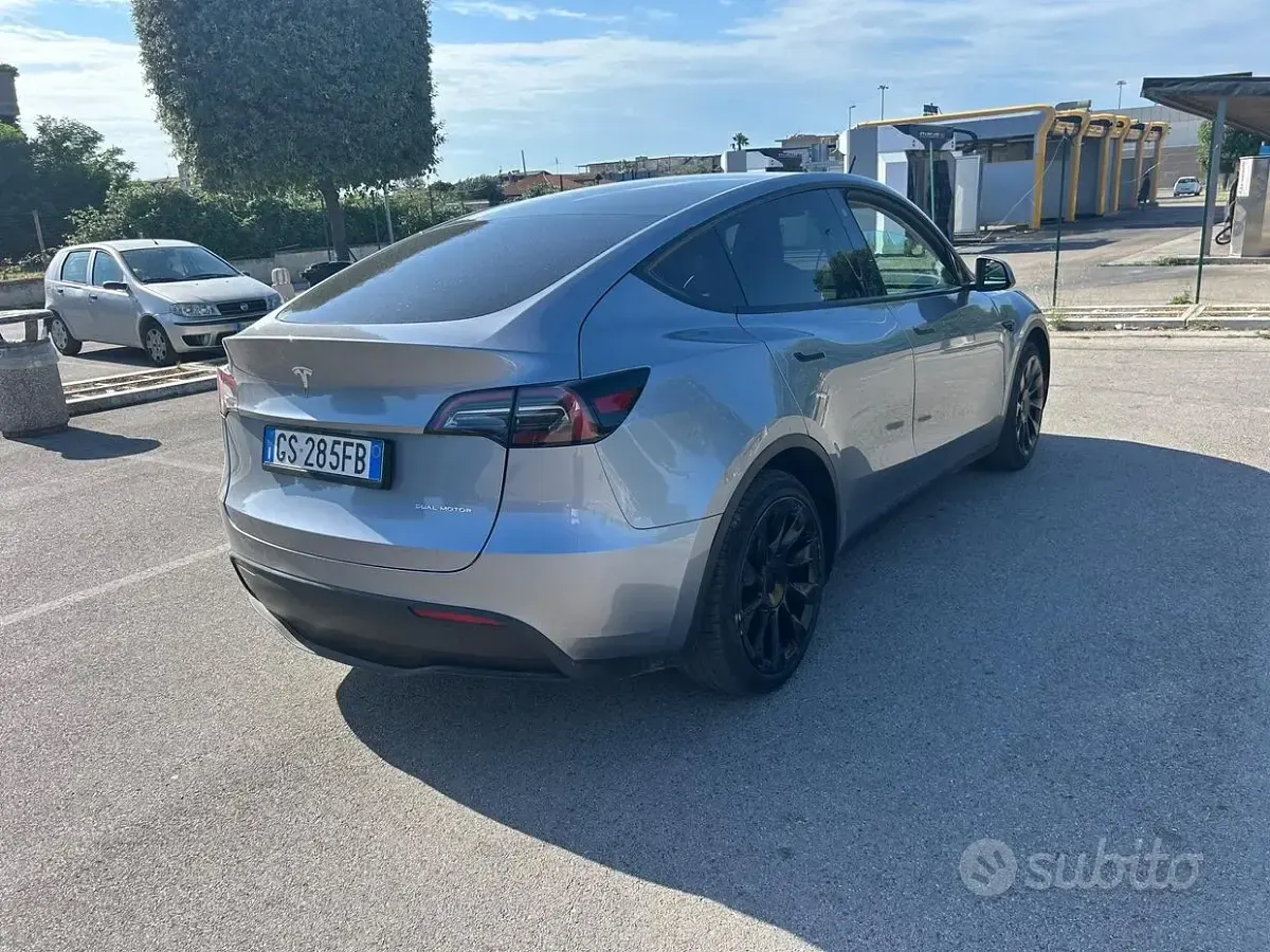 Usata Tesla Model Y Long Range AWD 178 kW (243 CV) 2024 Grigio SUV