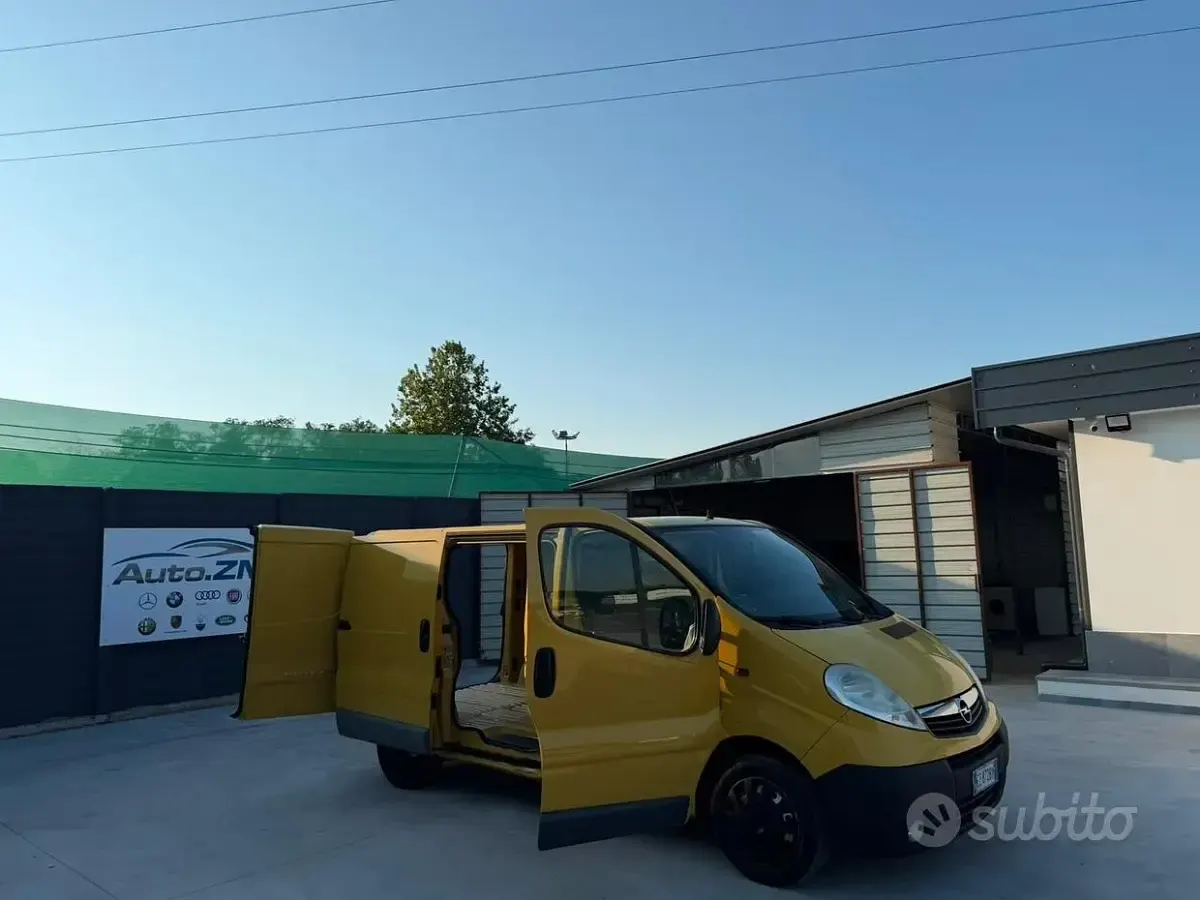 Usata Opel Vivaro 116 CV (85 kW) 2015 Giallo Monovolume