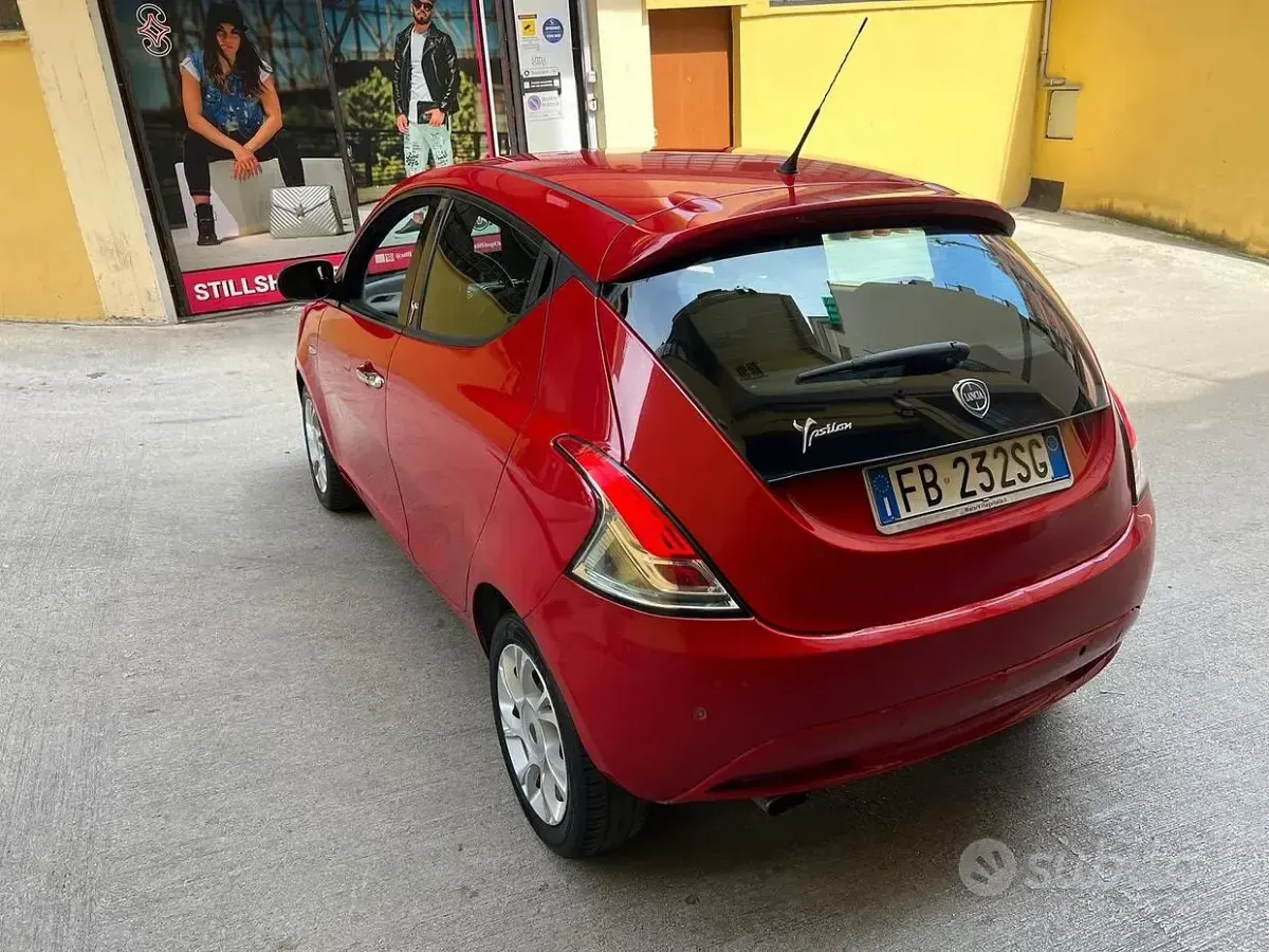 Usata Lancia Ypsilon Platinum 69 CV (50 kW) 2016 Rosso Utilitaria
