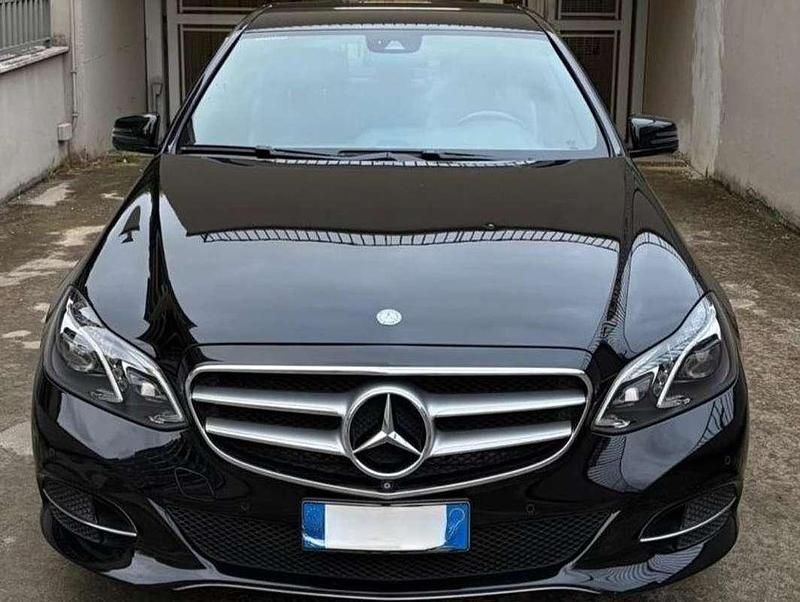 Nero Usata 2015 Mercedes E220 Tre volumi | 13.700 € (Buon prezzo) - Immagine 1/4