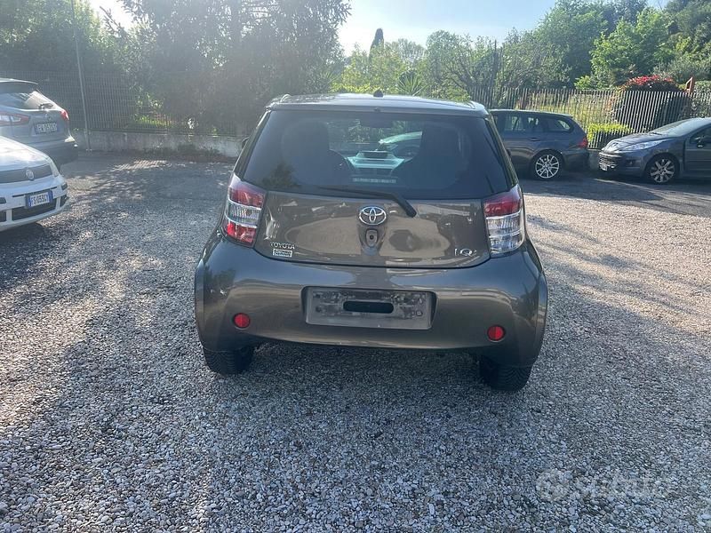 Käytetty Toyota iQ Sol 68 HP (50 kW) 2010 Harmaa Viistoperä