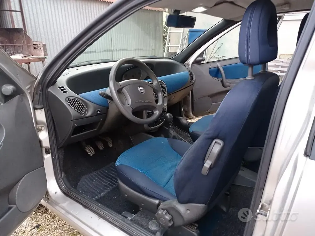 Usata Lancia Ypsilon 60 CV (44 kW) 2003 Grigio Utilitaria