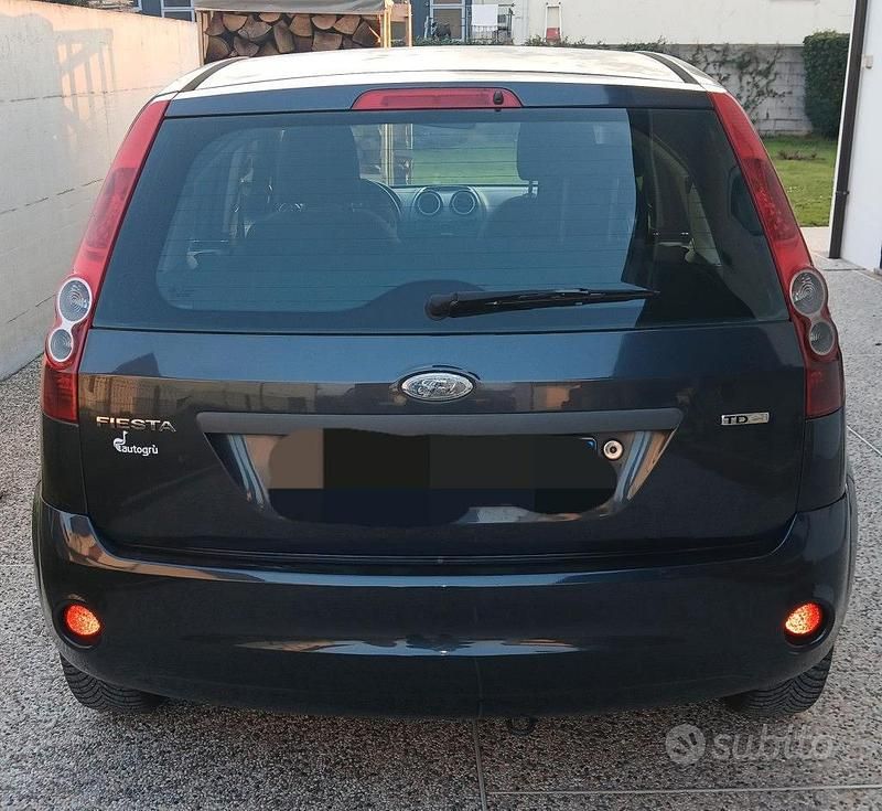 Usata Ford Fiesta Titanium 68 CV (50 kW) 2006 Blu Utilitaria