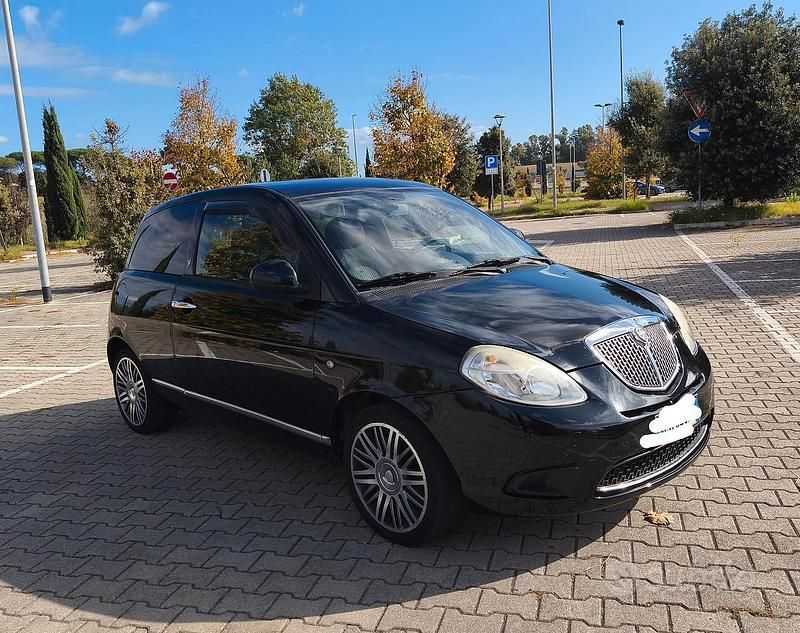 Usata Lancia Ypsilon 60 CV (44 kW) 2010 Nero Utilitaria