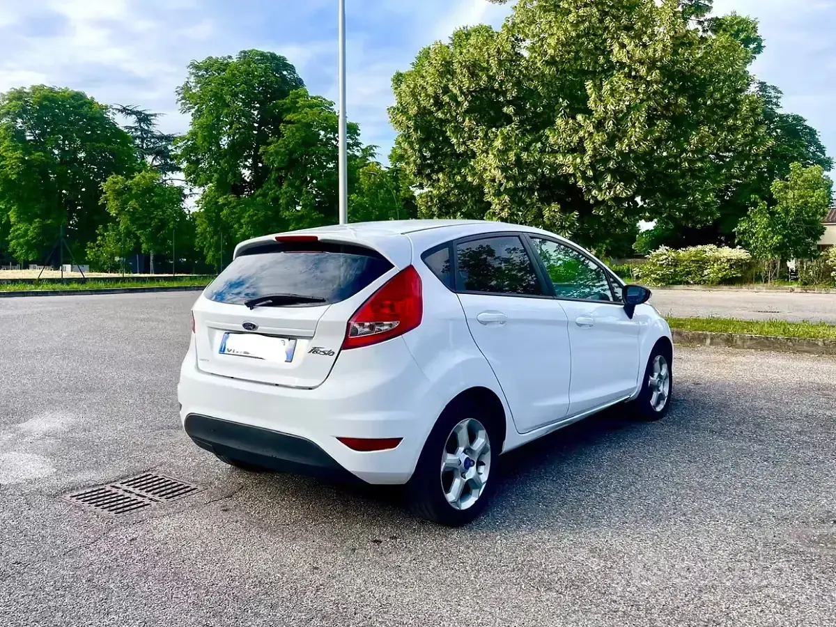 Usata Ford Fiesta Titanium 95 CV (69 kW) 2012 Bianco Berlina