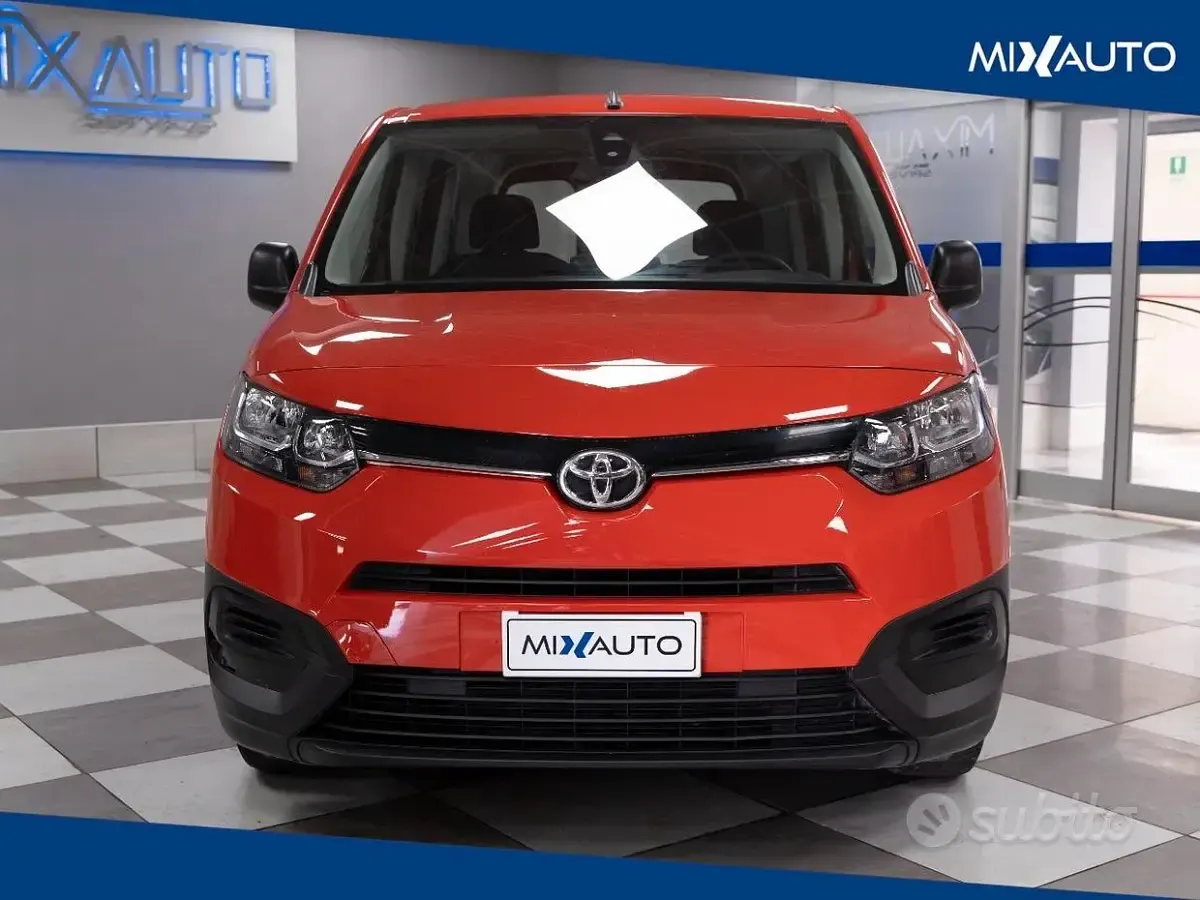 Usata Toyota Proace Verso City 131 CV (96 kW) 2023 Rosso Station wagon