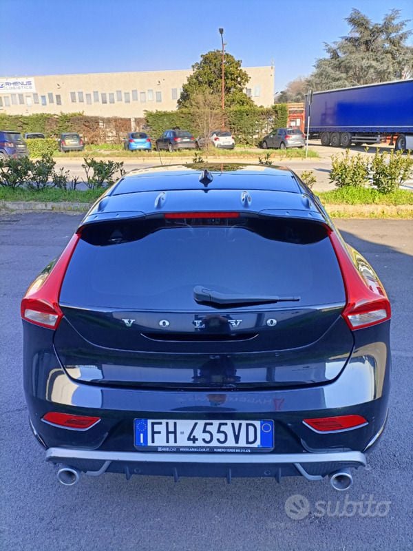 Usata Volvo V40 190 CV (139 kW) 2017 Nero Station wagon
