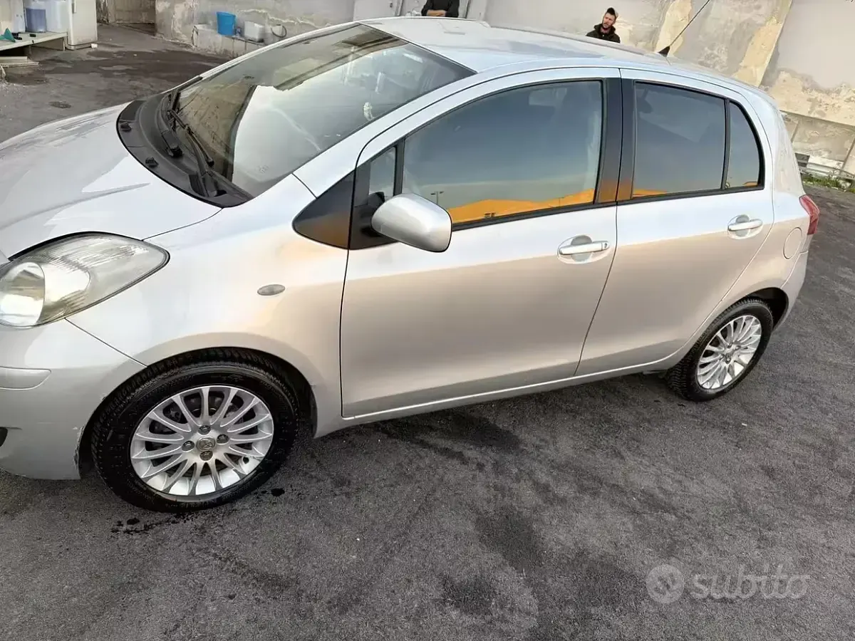 Usata Toyota Yaris 100 CV (73 kW) 2009 Grigio Utilitaria
