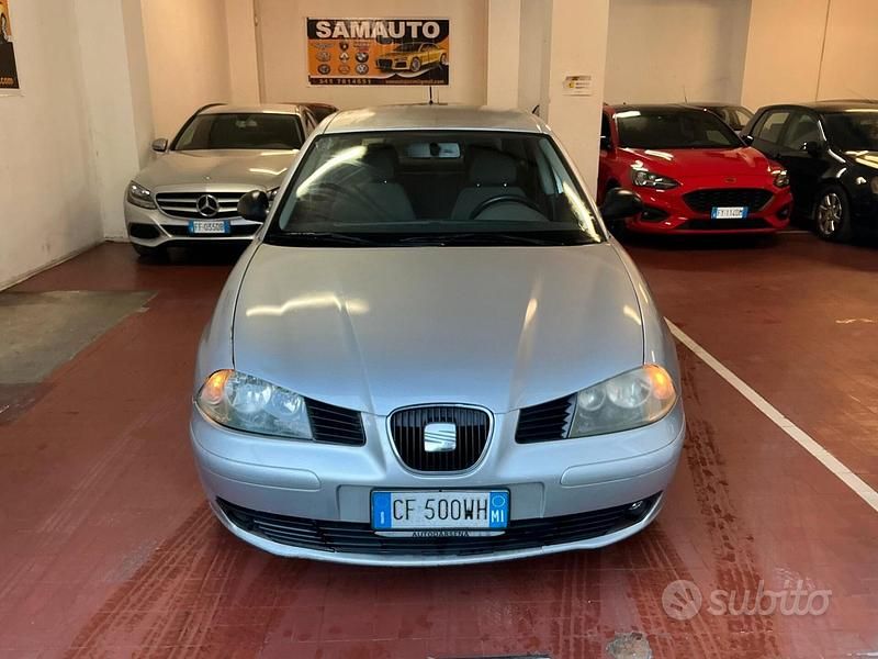 Grigio Usata 2003 Seat Ibiza Tre volumi | 1700 € (Buon prezzo) - Immagine 1/4