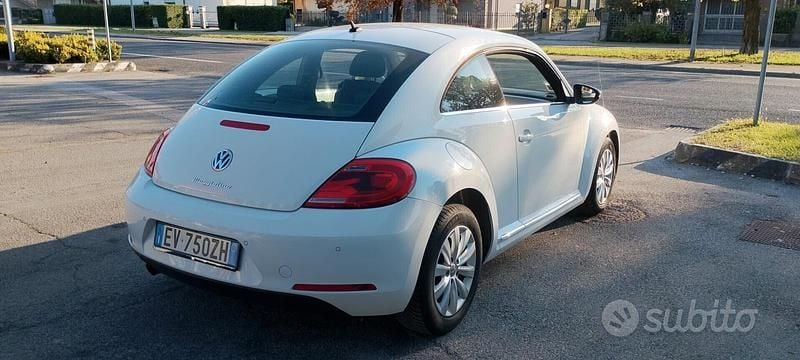 Usata VW Beetle 104 CV (76 kW) 2014 Bianco Utilitaria