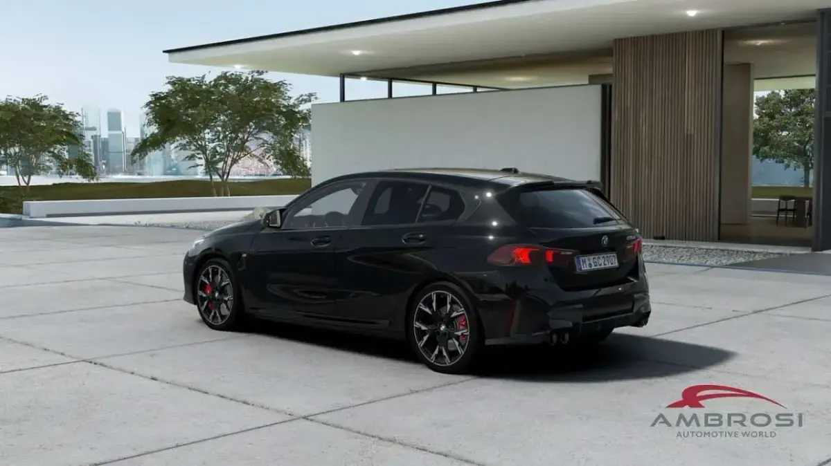 Nuova BMW M135 M Sport 300 CV (220 kW) 2026 Black sapphire metallizzato Utilitaria