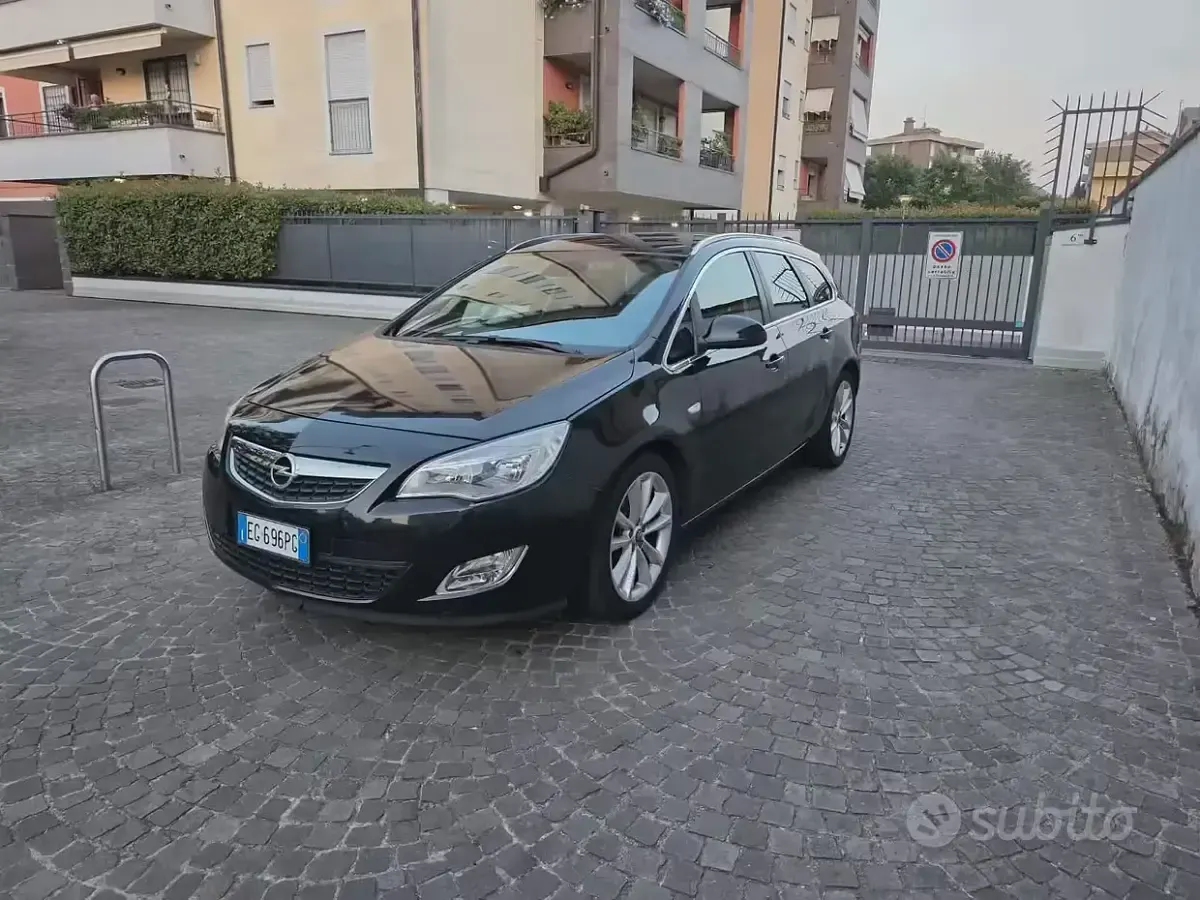 Usata Opel Astra 140 CV (102 kW) 2011 Nero Station wagon