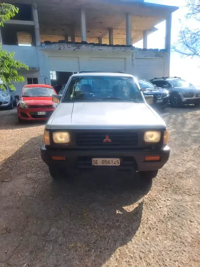 Usata Mitsubishi L200 72 CV (52 kW) 1992 Grigio Pick-up