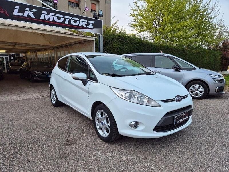 Usata Ford Fiesta Titanium 82 CV (60 kW) 2012 Bianco Utilitaria