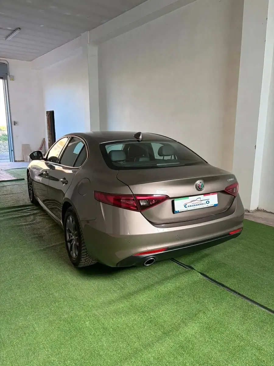 Usata Alfa Romeo Giulia Super 160 CV (117 kW) 2018 Marrone Berlina