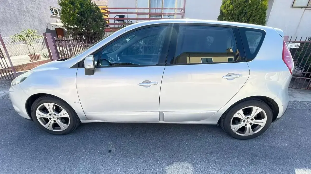 Usata Renault Scénic III 110 CV (80 kW) 2010 Argento Monovolume